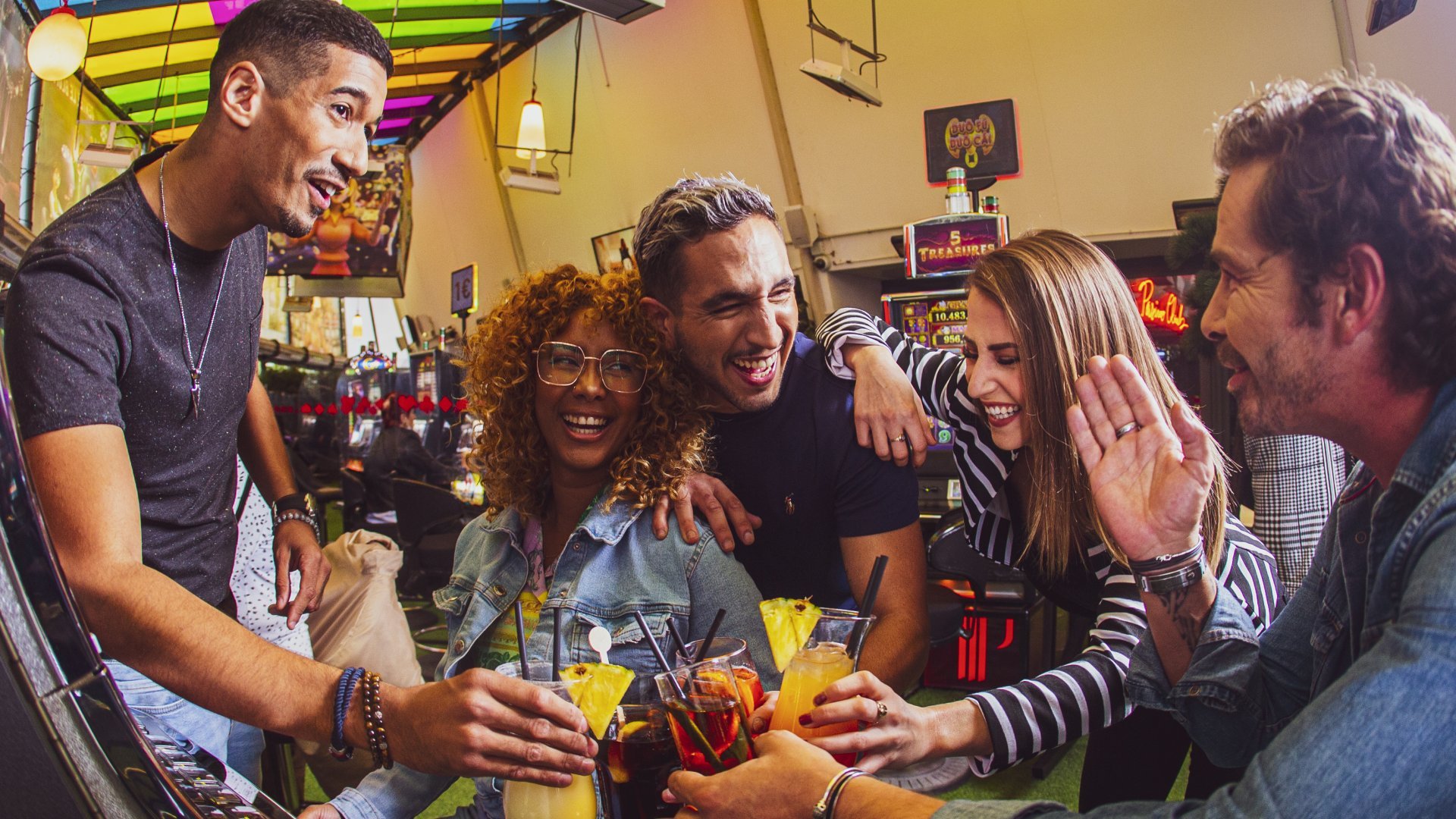 Groupe d'amis trinquant avec des cocktails au Pasino Partouche de La Grande Motte